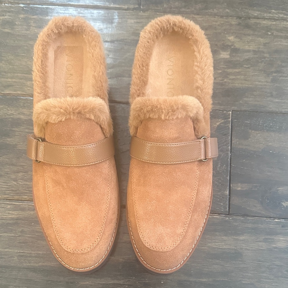 NWOT Sz 7 Vionic Tan Suede Mules with Faux Fur